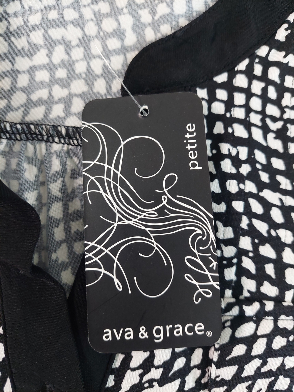 NWT Ava & Grace Petite Black White Geometric Print Sleeveless Henley Blouse SP - Picture 4 of 7